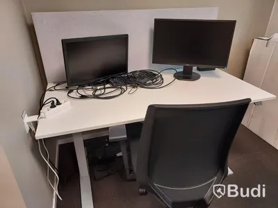 3st kontors arbetsplatser med vita elektriskt höj sänkbara skrivbord, TV Samsung
