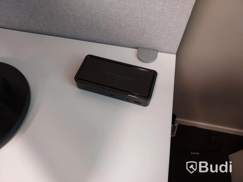 3st kontors arbetsplatser med vita elektriskt höj sänkbara skrivbord, TV Samsung
