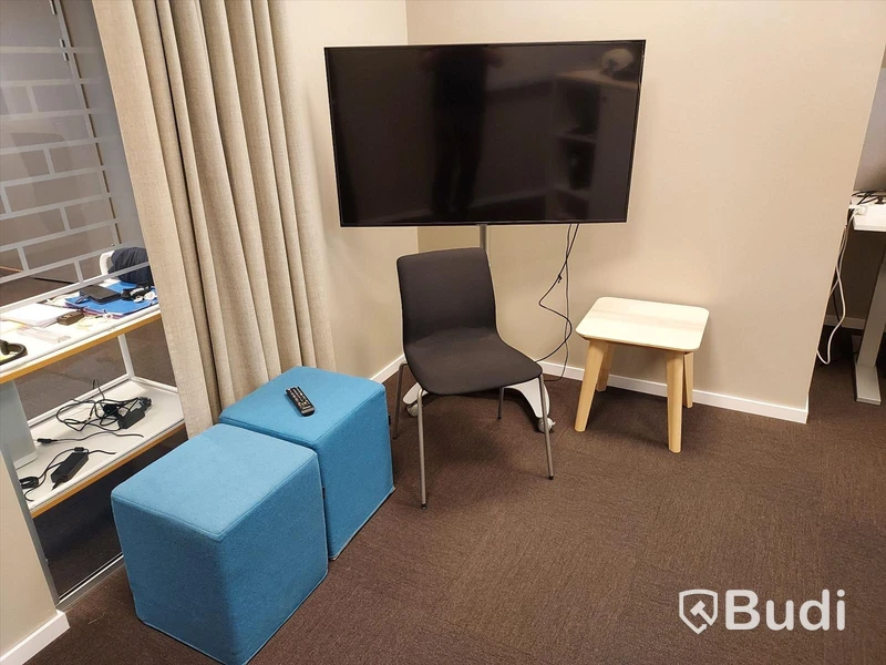 3st kontors arbetsplatser med vita elektriskt höj sänkbara skrivbord, TV Samsung