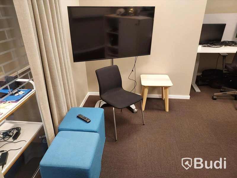 3st kontors arbetsplatser med vita elektriskt höj sänkbara skrivbord, TV Samsung