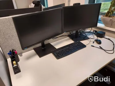 3st kontors arbetsplatser med vita elektriskt höj sänkbara skrivbord, TV Samsung