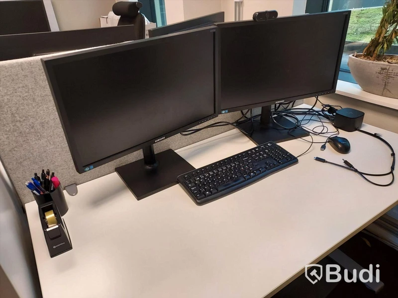 3st kontors arbetsplatser med vita elektriskt höj sänkbara skrivbord, TV Samsung