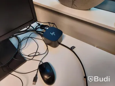 3st kontors arbetsplatser med vita elektriskt höj sänkbara skrivbord, TV Samsung
