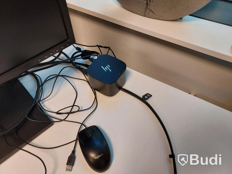 3st kontors arbetsplatser med vita elektriskt höj sänkbara skrivbord, TV Samsung