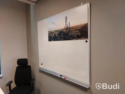 3st kontors arbetsplatser med vita elektriskt höj sänkbara skrivbord, TV Samsung