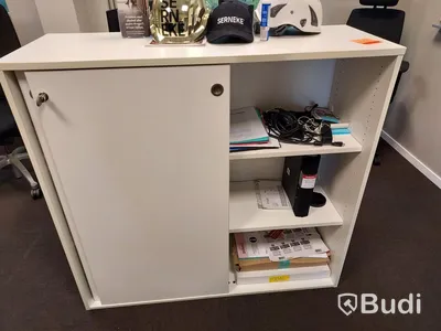 3st kontors arbetsplatser med vita elektriskt höj sänkbara skrivbord, TV Samsung
