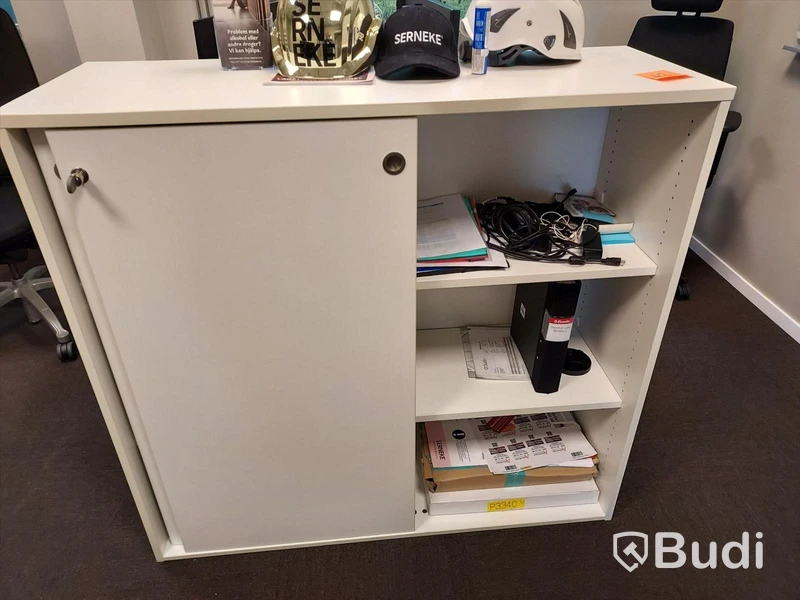 3st kontors arbetsplatser med vita elektriskt höj sänkbara skrivbord, TV Samsung