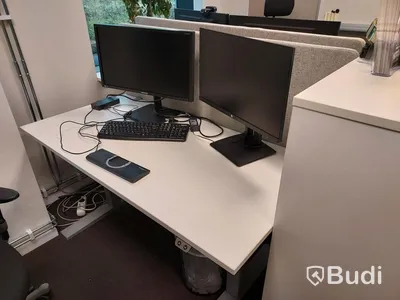 3st kontors arbetsplatser med vita elektriskt höj sänkbara skrivbord, TV Samsung