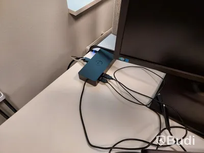 3st kontors arbetsplatser med vita elektriskt höj sänkbara skrivbord, TV Samsung
