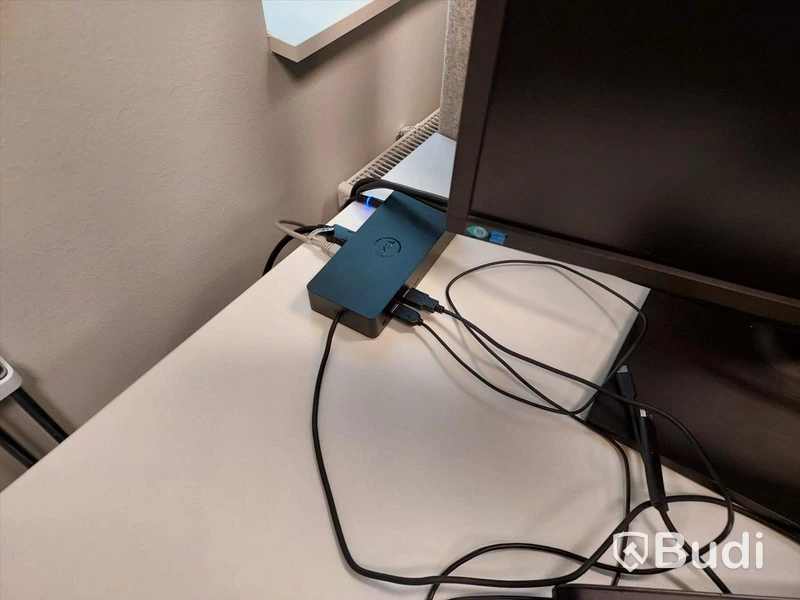 3st kontors arbetsplatser med vita elektriskt höj sänkbara skrivbord, TV Samsung