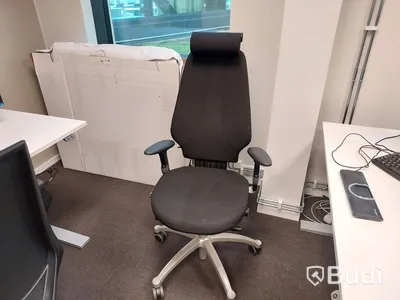 3st kontors arbetsplatser med vita elektriskt höj sänkbara skrivbord, TV Samsung