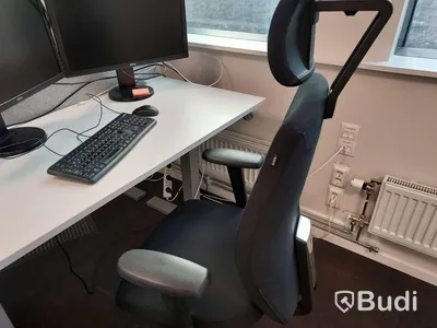 2st kontorsarbetsplatser med vita elektriskt höj sänkbara bord