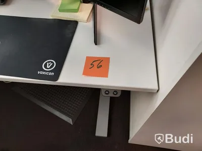 2st kontorsarbetsplatser med vita elektriskt höj sänkbara bord