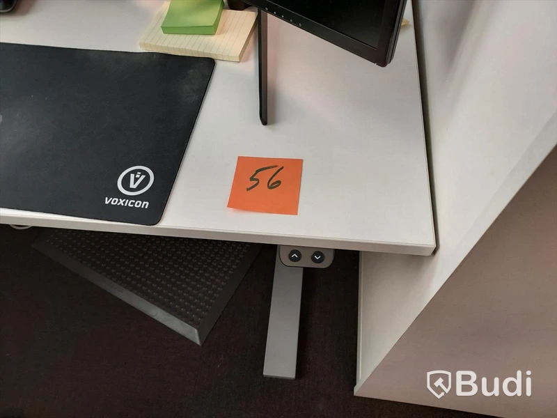 2st kontorsarbetsplatser med vita elektriskt höj sänkbara bord