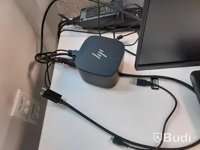 2st kontorsarbetsplatser med vita elektriskt höj sänkbara bord