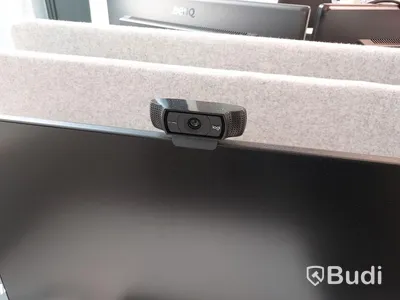 2st kontorsarbetsplatser med vita elektriskt höj sänkbara bord