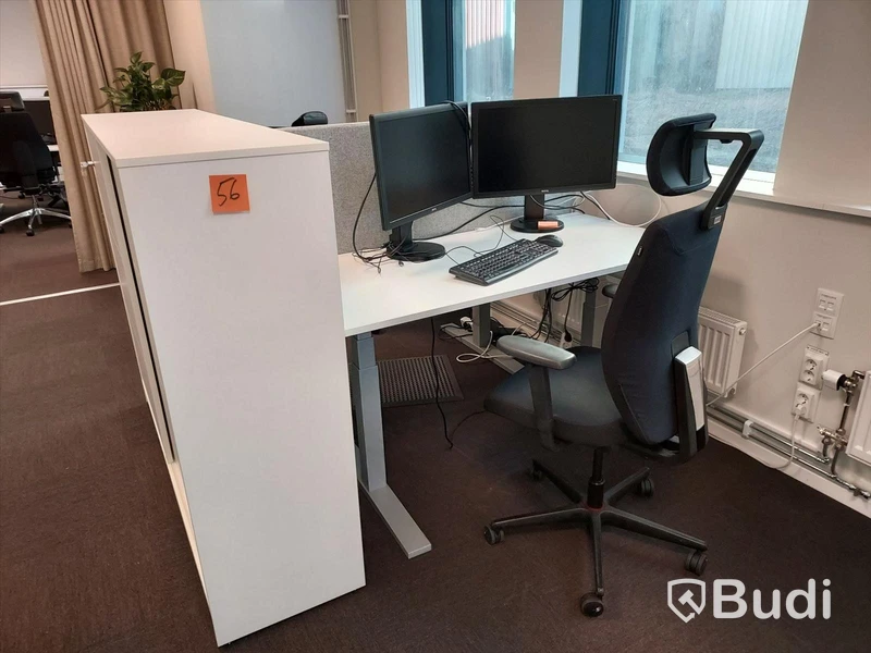 2st kontorsarbetsplatser med vita elektriskt höj sänkbara bord