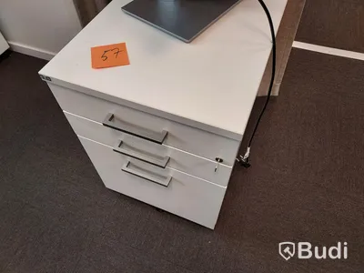 2st kontorsarbetsplatser med vita elektriskt höj sänkbara bord