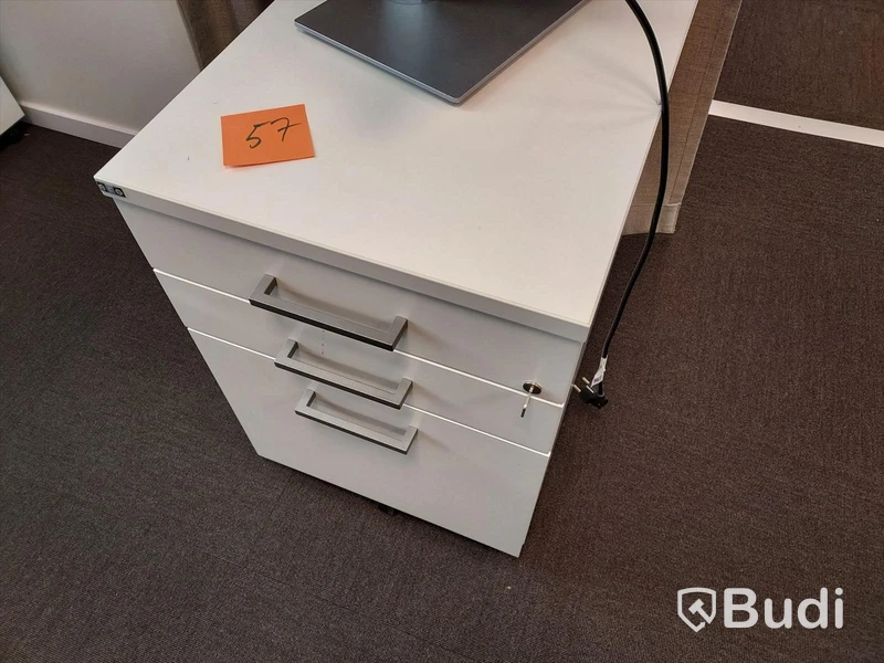 2st kontorsarbetsplatser med vita elektriskt höj sänkbara bord