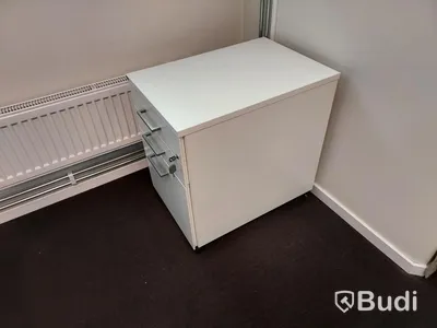 2st kontorsarbetsplatser med vita elektriskt höj sänkbara bord