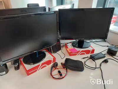 2st kontorsarbetsplatser med vita elektriskt höj sänkbara bord