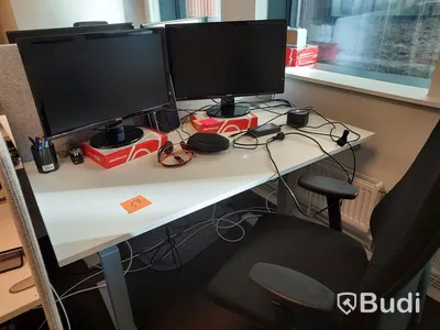 2st kontorsarbetsplatser med vita elektriskt höj sänkbara bord
