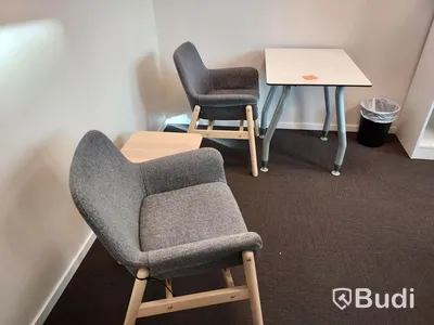 2st kontorsarbetsplatser med vita elektriskt höj sänkbara bord