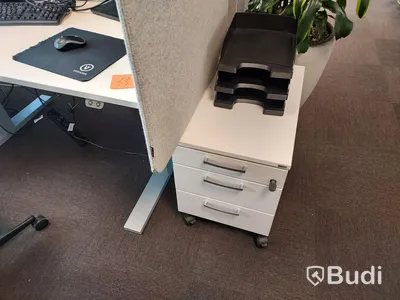 2st kontorsarbetsplatser med vita elektriskt höj sänkbara bord