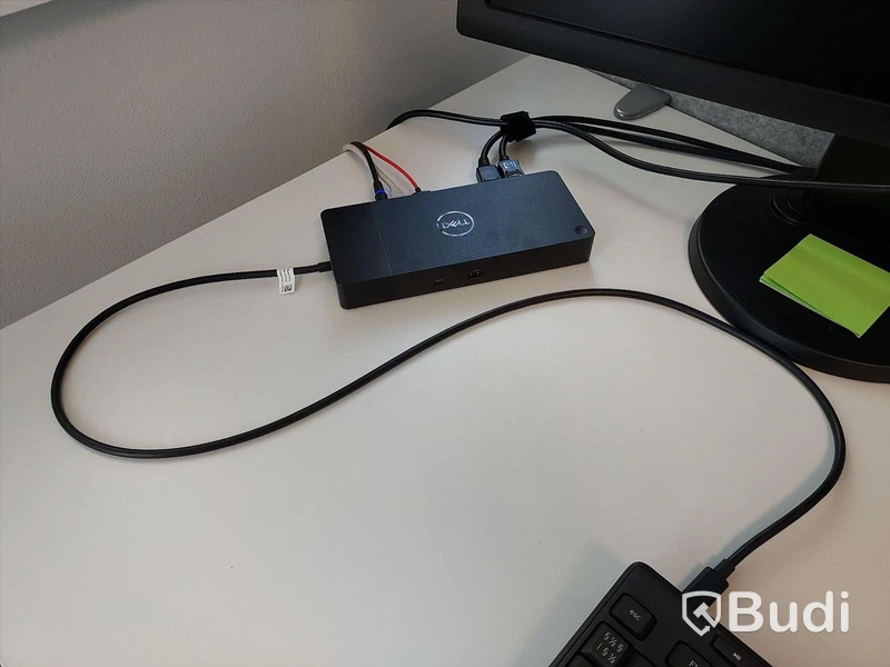 2st kontorsarbetsplatser med vita elektriskt höj sänkbara bord