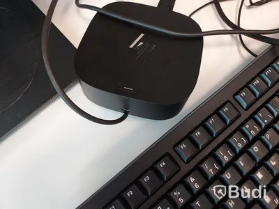 2st kontorsarbetsplatser med vita elektriskt höj sänkbara bord