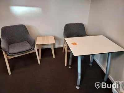 2st kontorsarbetsplatser med vita elektriskt höj sänkbara bord