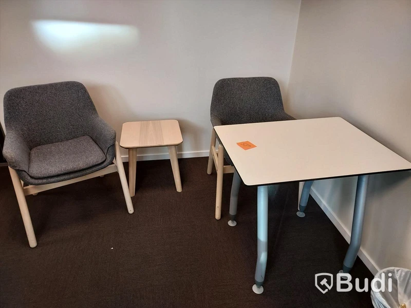 2st kontorsarbetsplatser med vita elektriskt höj sänkbara bord