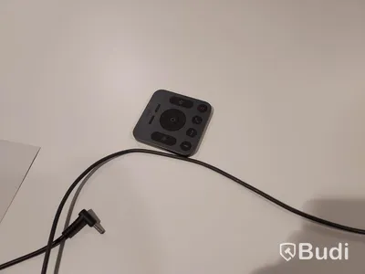 Konferensrum med bord, stolar, tv skärm