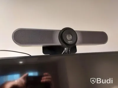 Konferensrum med bord, stolar, tv skärm