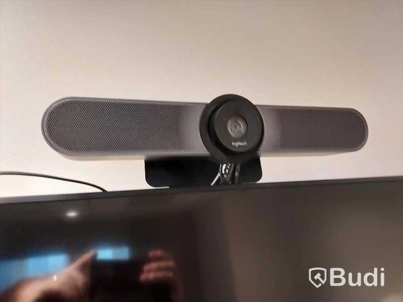 Konferensrum med bord, stolar, tv skärm