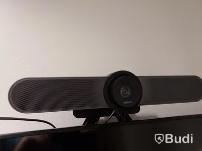 Konferensrum med bord, stolar, tv skärm