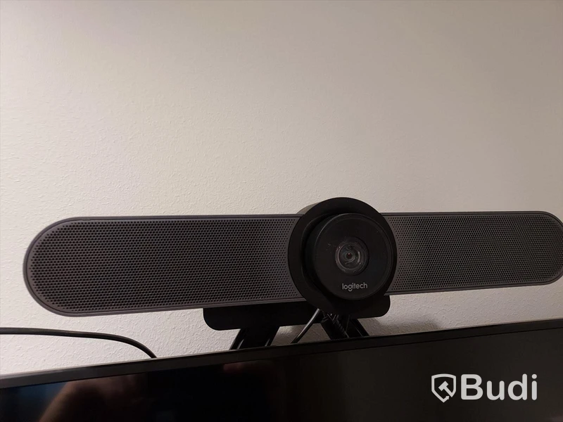 Konferensrum med bord, stolar, tv skärm