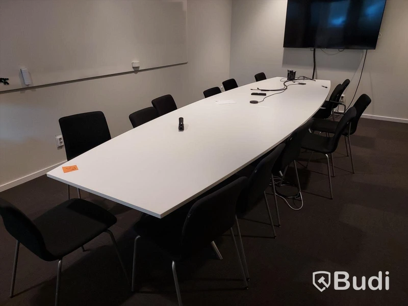 Konferensrum med bord, stolar, tv skärm
