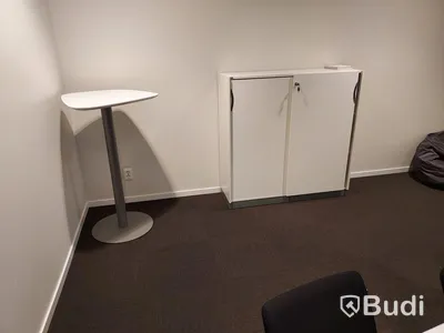 Konferensrum med bord, stolar, tv skärm