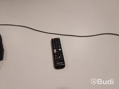 Konferensrum med bord, stolar, tv skärm