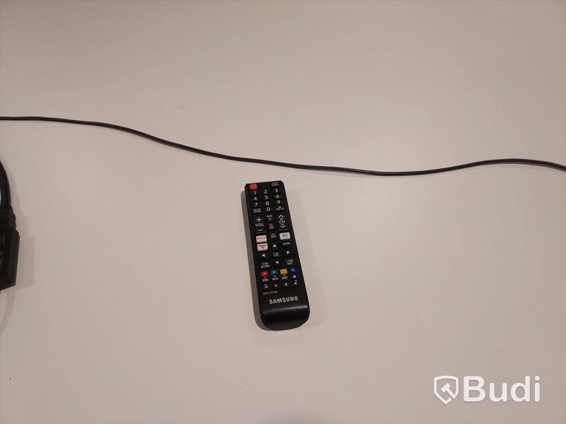 Konferensrum med bord, stolar, tv skärm