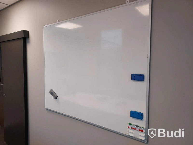 Konferensrum med tv-skärm, samt kamera/högtalare, bord och stolar