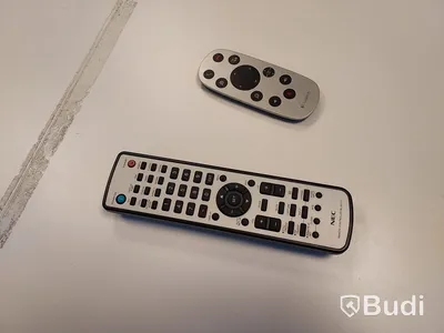 Konferensrum med tv-skärm, samt kamera/högtalare, bord och stolar