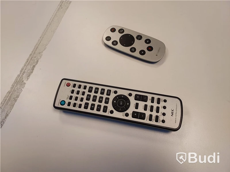 Konferensrum med tv-skärm, samt kamera/högtalare, bord och stolar