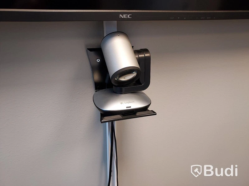 Konferensrum med tv-skärm, samt kamera/högtalare, bord och stolar