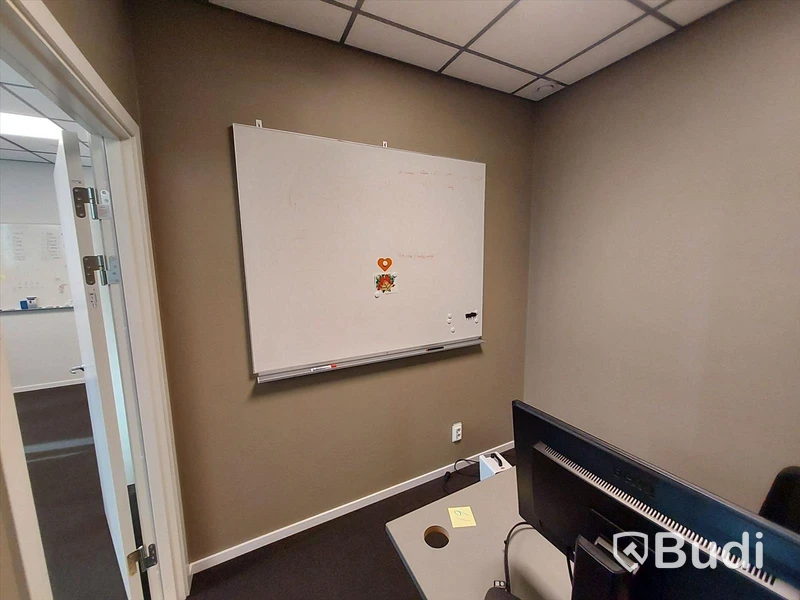 Mindre kontorsrum med elektriskt höj sänkbart bord