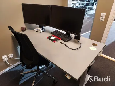 Mindre kontorsrum med elektriskt höj sänkbart bord