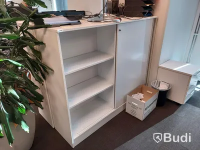 2st kontors arbetsplatser med vita elektriskt höj sänkbara skrivbord
