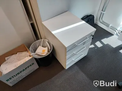 2st kontors arbetsplatser med vita elektriskt höj sänkbara skrivbord