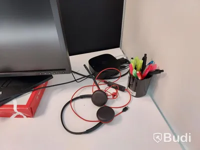 3st kontors arbetsplatser med vita elektriskt höj sänkbara skrivbord